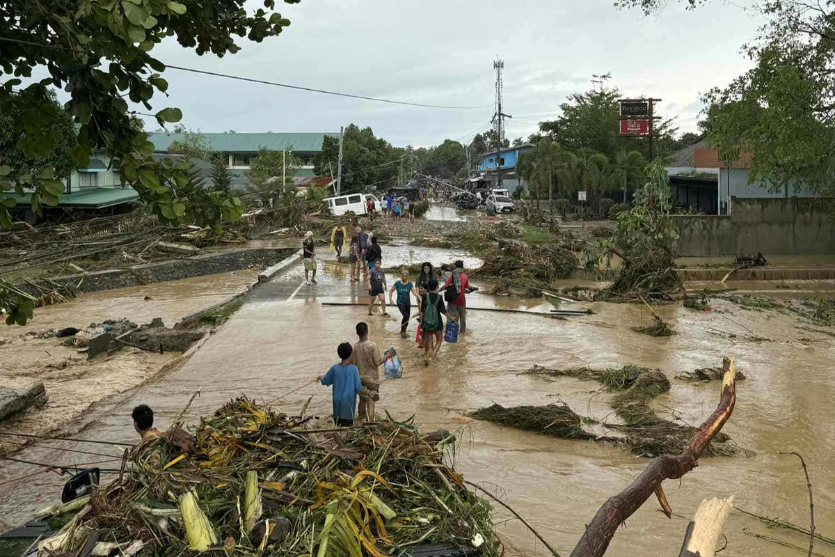 I tifoni #FungWong e #Kalmaegi hanno devastato le #Filippine, costringendo migliaia di famiglie a fuggire.
I team di Plan International portano acqua, igiene e aiuti essenziali ai più colpiti. 💙
plan-international.it/news/emergenza…