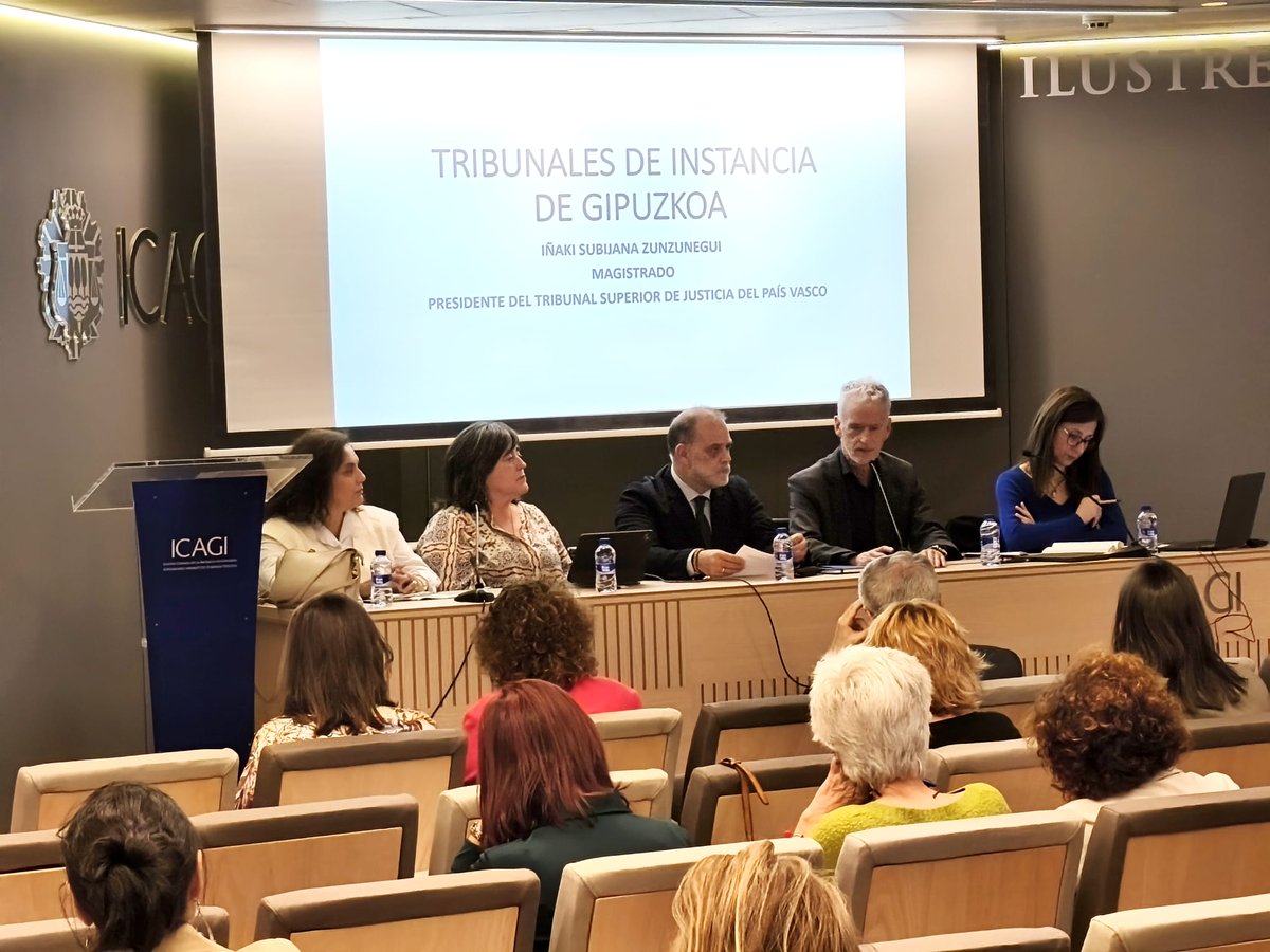 Comienza la reunión informativa sobre la implantación de los Tribunales de Instancia. El decano Gerardo López Sánchez Sarachaga presenta a los intervinientes con la máxima representación judicial, Iñaki Subijana, Presidente del TSJPV. En los próximos días disponible en Abokateka.