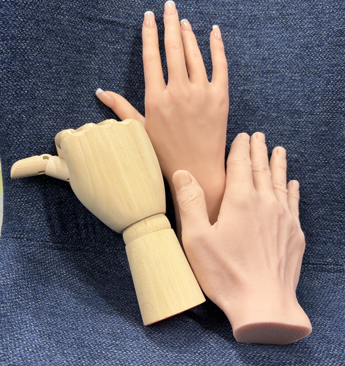 【展示紹介３】　認知課題
①ラバーハンド錯覚

かの有名なラバーハンド錯覚を体験できます！
貴方の右手はどのラバーハンドですか？

認知行動科学研究室でお待ちしています！！！

場所：8号館5階　504, 505
時間：11:00-12:00，13:00-15:00
#mf55