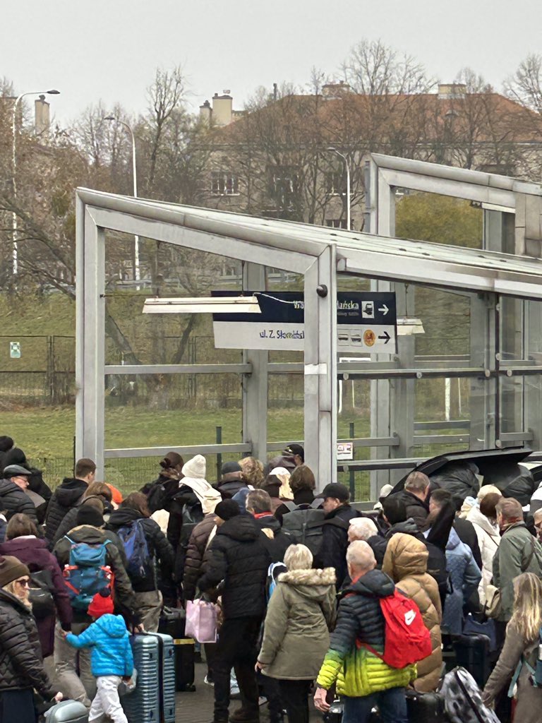 Na Dworcu Gdańskim armagedon, niesamowite tłumy z trudem mieszczące na wąskich peronach,małym holu głównym L, wracających z Marszu Niepodległości🇵🇱Wyłączenie Dworca Centralnego w tym terminie to szczyt bezczelności i naigrywanie się z ludzi. Ale i tak, był największy i piękny🇵🇱