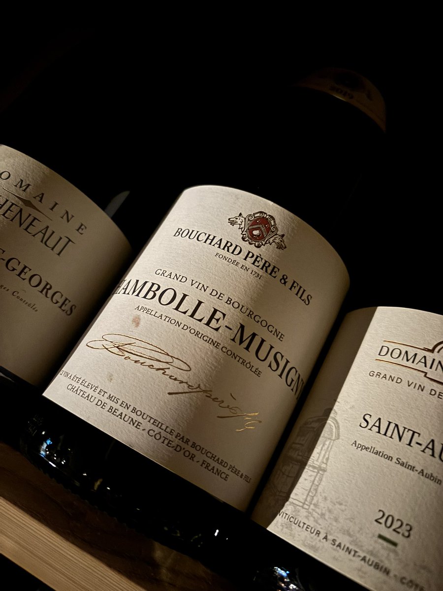 世界中で探すと果てしないのでフランスの中だけでの呼び名は次の通り（ピノノワールとは別物で売られてボトルに記載されてる品種もあります★）
デートやワイン会でこっそり使ってみましょう

✨ピノノワール
◦マリアフェルド
◦ピノドロワ
◦ピノフルクティフィエ
◦ピノファン

✨シャルドネ