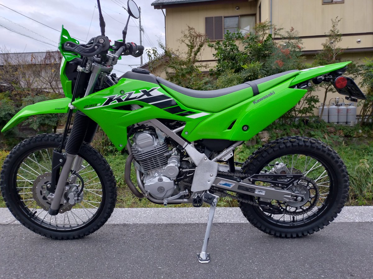 initial33a's tweet image. #ダートバイクプラス
から届いた❗️
KLX230S 入荷待ち部品を装着。
Webサイトにある
KLX230スポーツ仕様にかなり近くしてみました。
あとは自分のカラダを治すのみm(_ _)m
