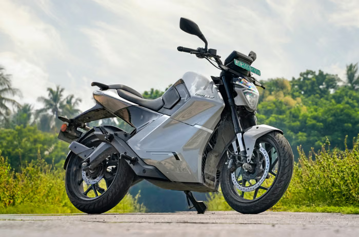 PluginJourneys's tweet image. Raptee.HV T30 becomes India’s first electric motorcycle with a high-voltage architecture, delivering strong performance, fast charging and improved efficiency in a commuter-friendly package. Marks a tech leap for homegrown e-motorcycles. #EV #Raptee