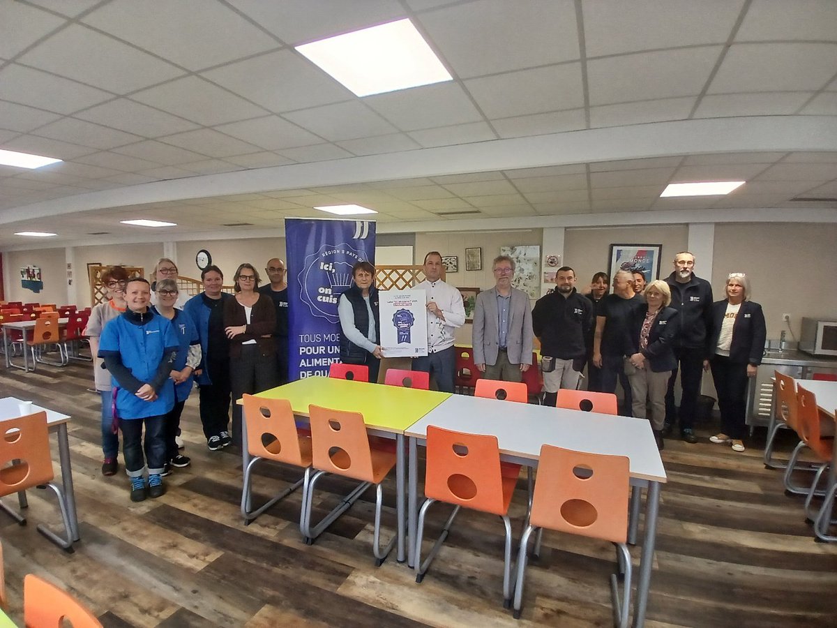 Lydie_BERNARD85's tweet photo. Fierté de remettre le label #Fourchettes au lycée Valère Mathé aux Sables-d’Olonne 👩🍳
Une belle reconnaissance pour une équipe engagée dans le fait maison, les produits régionaux des @paysdelaloire et l’esprit de « Ici, on cuisine ! » 🍽️
👉 Manger local, c’est préparer l’avenir ! https://t.co/rtjXxOBSZP