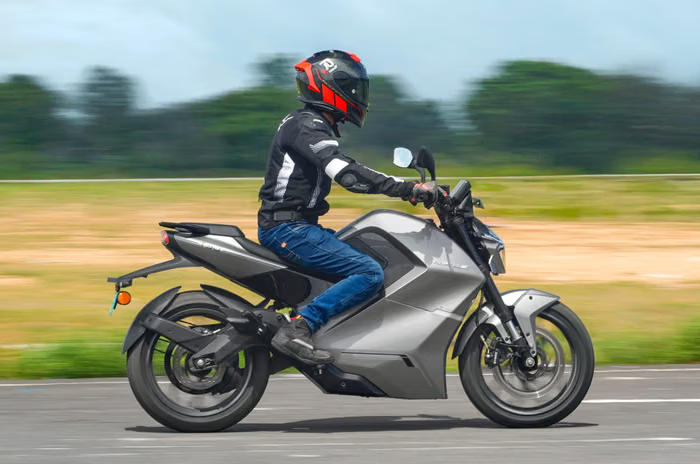 PluginJourneys's tweet image. Raptee.HV T30 becomes India’s first electric motorcycle with a high-voltage architecture, delivering strong performance, fast charging and improved efficiency in a commuter-friendly package. Marks a tech leap for homegrown e-motorcycles. #EV #Raptee