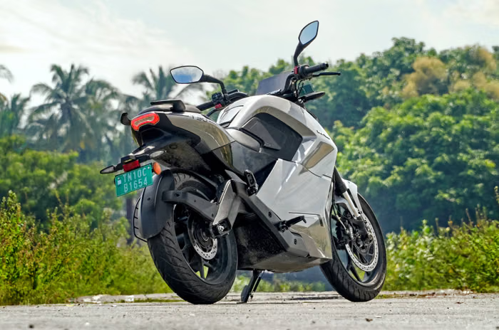 PluginJourneys's tweet image. Raptee.HV T30 becomes India’s first electric motorcycle with a high-voltage architecture, delivering strong performance, fast charging and improved efficiency in a commuter-friendly package. Marks a tech leap for homegrown e-motorcycles. #EV #Raptee