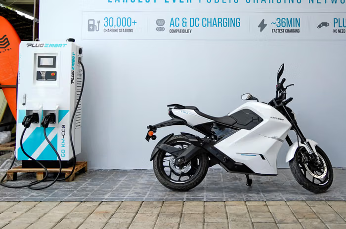 PluginJourneys's tweet image. Raptee.HV T30 becomes India’s first electric motorcycle with a high-voltage architecture, delivering strong performance, fast charging and improved efficiency in a commuter-friendly package. Marks a tech leap for homegrown e-motorcycles. #EV #Raptee