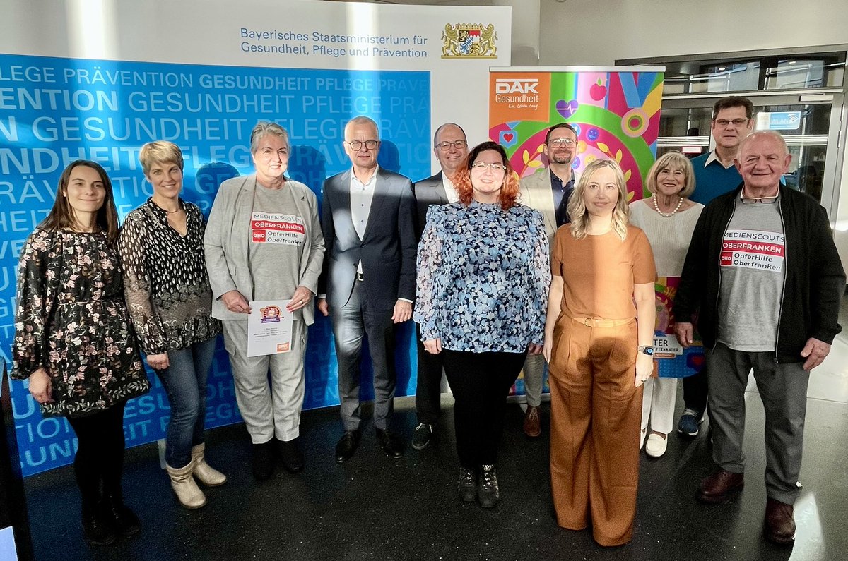 TanjaMayinger's tweet photo. Das sind die strahlenden Gesichter für ein #gesundesMiteinander im Landeswettbewerb 2025 der @DAKGesundheit in #Bayern. Den Landessieg gewann das Projekt „Schule für krebskranke Kinder“ aus Kempten! https://t.co/UgGY3LFbYs https://t.co/bIGThVCdqk