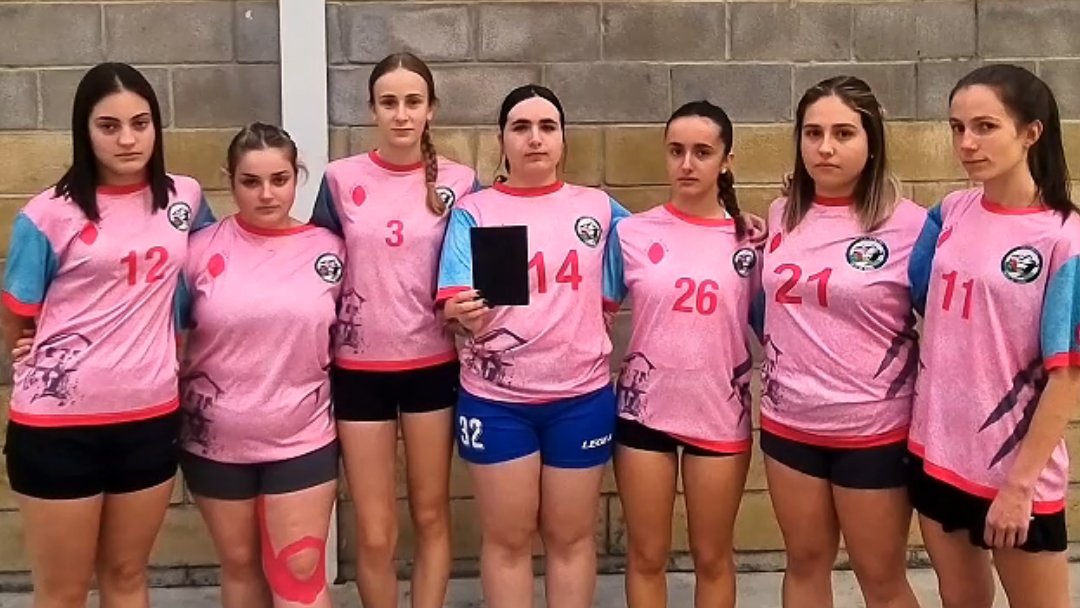 FBMPA_oficial's tweet photo. 🏐💪 Sacamos #TarjetaRojaAlBullying

Desde la @fbmpa y los clubes asturianos trabajamos por el respeto, la empatía y la convivencia dentro y fuera de la pista.

💬 “Si una broma hace daño, no es una broma”.
#NoAlBullying 

📖 Noticia de @lanuevaespana 👇
🌐https://t.co/qCaPaTUako https://t.co/AmW9EMgMao