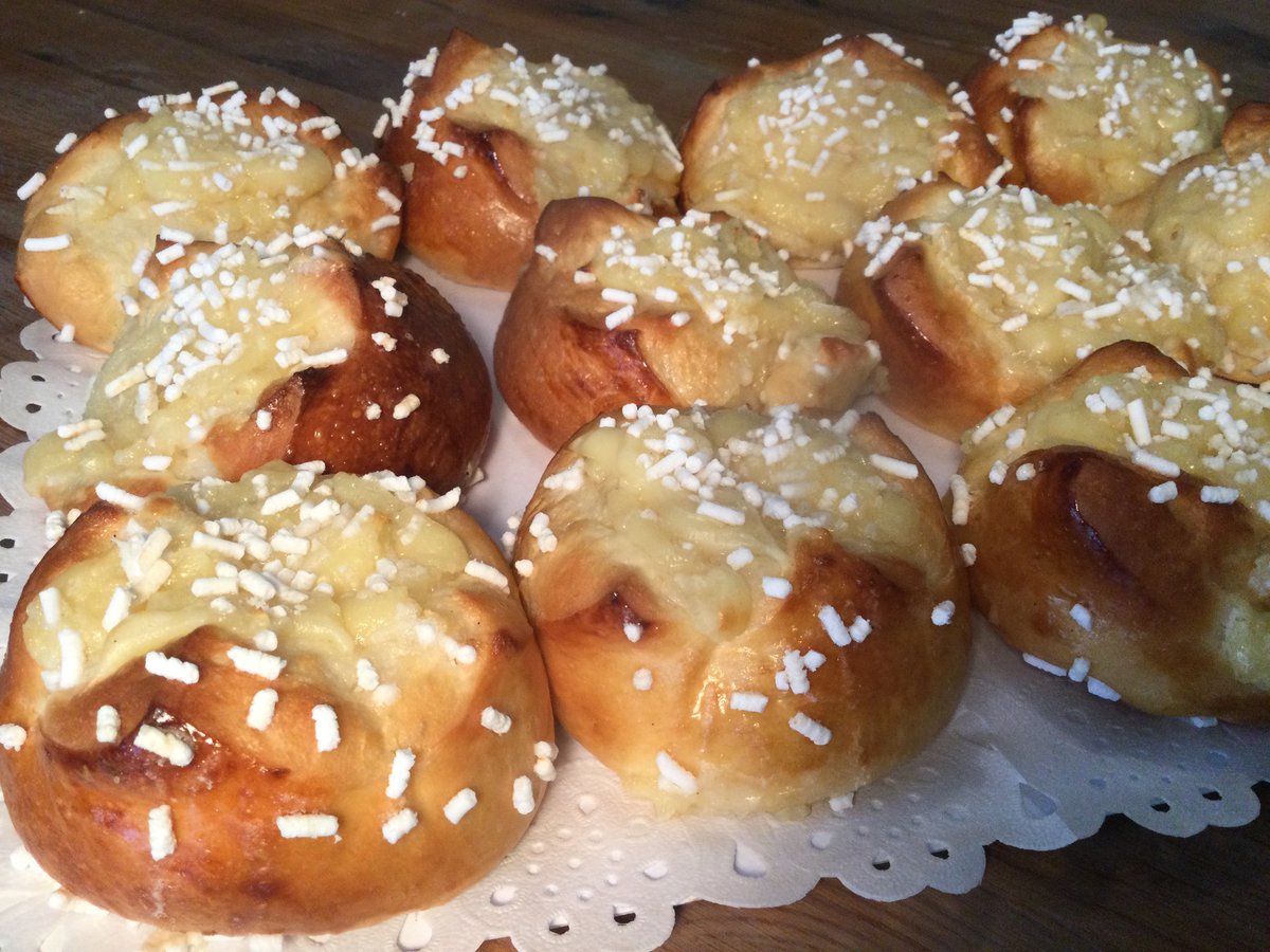 "Afortunat tu, que encara tens el sucre a sobre de la veneziana!”
Vols saber per què en algunes parts d’#Itàlia es diu això a les parelles casades de fa poc?
Aquesta setmana hem menjat “veneziane alla crema”, un brioche que, tot i el nom, prové de #Milano.
radio.rtvelvendrell.cat/programs/che-l…