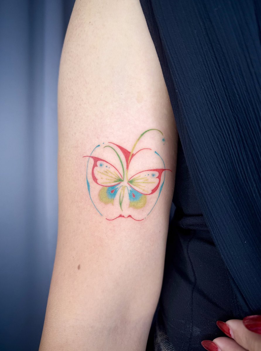 เฟิร์นค่า ช่างสักร้านLaugaran. tt (รอการันต์)
ชอบทำงานสีสันสดใส ที่มาของชื่อร้านคือเฟิร์นกับน้องสาว(แอดมิน)แฟร์ ชื่อมีตัว ร์ ทั้งคู่ เวลาไปร้านกาแฟชอบโดนถามว่าชื่อมี ร์ ไหมจะได้เขียนถูก เลยเอามาตั้งเป็นชื่อร้านซะเลย5555ยินดีที่ได้รู้จักทุกคนค่า
.
ขอบคุณสำหรับพื้นที่ด้วยนะคะ🙏🏻✨