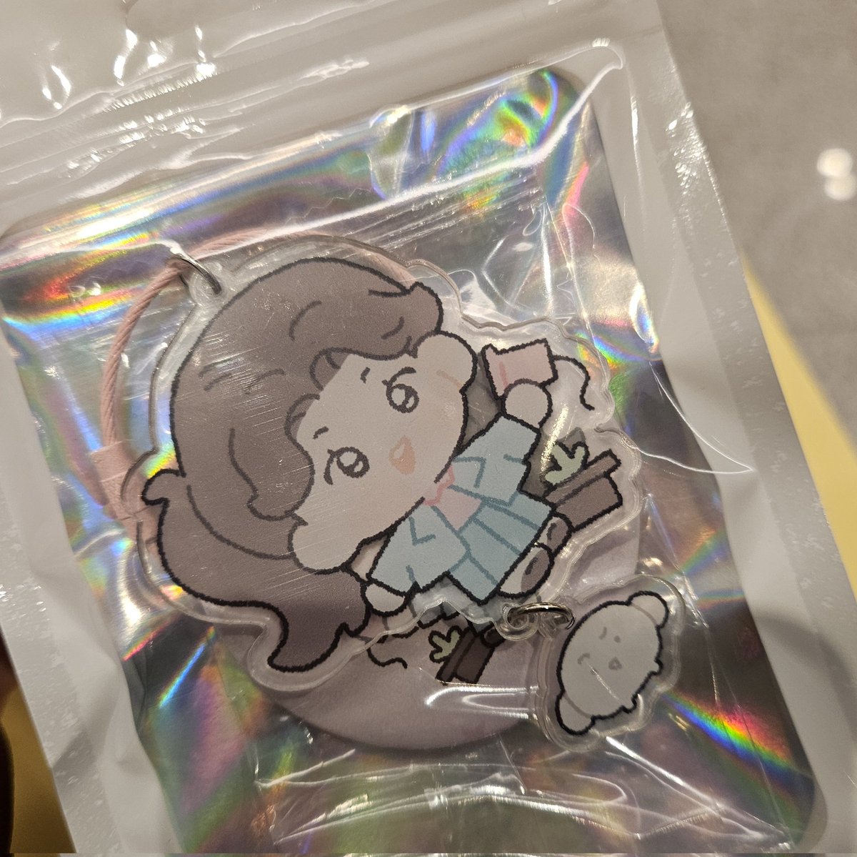 어쩌면 해피엔딩 어햎
티켓부스 오픈 기다리는데
어떤 외국인분(??)이
안녕하세요 하고 말걸더니
키링이랑 핀뱃지 주셨어요
미도링 너무귀여워요
감사합니다~! ಇ( ˵ᐛ ˵)ಇ