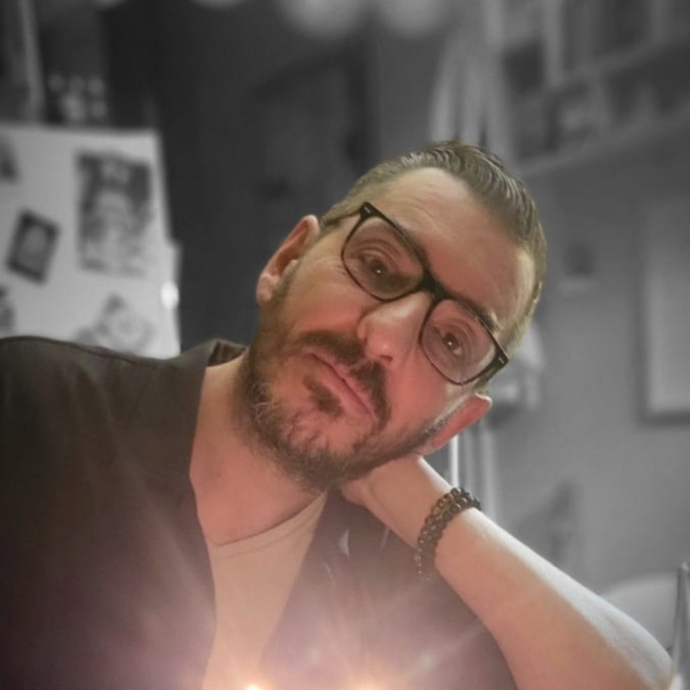 AntrouxL's tweet photo. Bon alors là première fois qu'on me l'a fait ! 
Boulanger : vous êtes algériens ? 
Moi : Non
Lui : J'ai un ami qui vous ressemble à 100% donc je me suis dit que vous étiez algérien ! 
Moi : 😳 et Bein non 🤷
Ai je une tête d'algerien ? 🤷 https://t.co/HazPvbzFSu