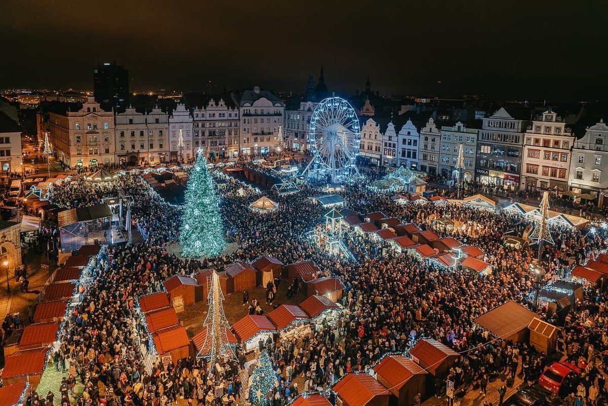 🎄✨ プラハからわずか1時間のプルゼニュのクリスマスマーケットへ。広場にきらめくイルミネーション、ホットワインの香り、手作りのギフト、そして背景にそびえる荘厳な聖バルトロメイ大聖堂。🎁⛪
心あたたまるチェコらしいクリスマスの雰囲気を味わいましょう❄️💛
📅 11.22-12.23
📍 IG: turisturaj