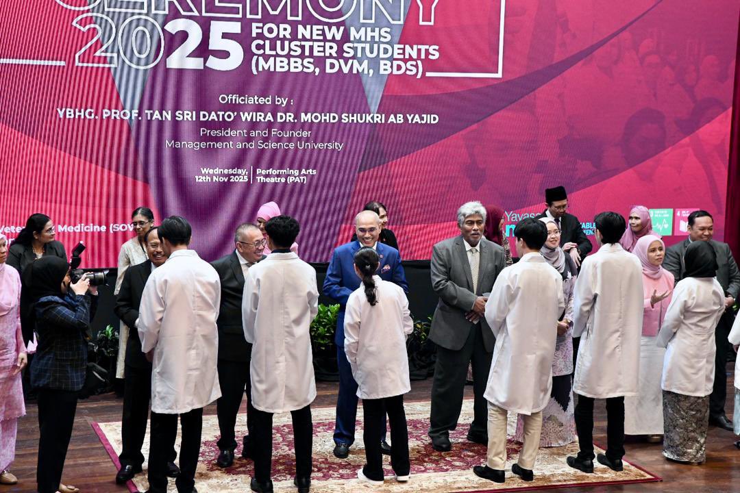 MohdShukriYajid's tweet photo. Officiated the White Coat Ceremony 2025, organised by the International Medical School, School of Veterinary Medicine, and School of Dentistry. A long @MSUmalaysia tradition that marks the start of a noble journey. Good luck, #MSUrians! Be passionate, be extraordinary. https://t.co/8lRsTka8Xw