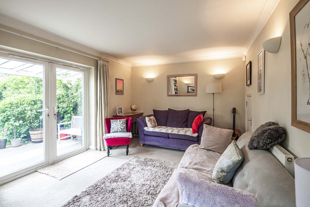 A well-presented 3 bedroom double fronted semi-detached house with private garden, driveway and garage. Upper Basildon, Berkshire / £495,000 #OpeningNewDoors #Property #EstateAgent #RealEstate warmingham.com/me/propertylin…