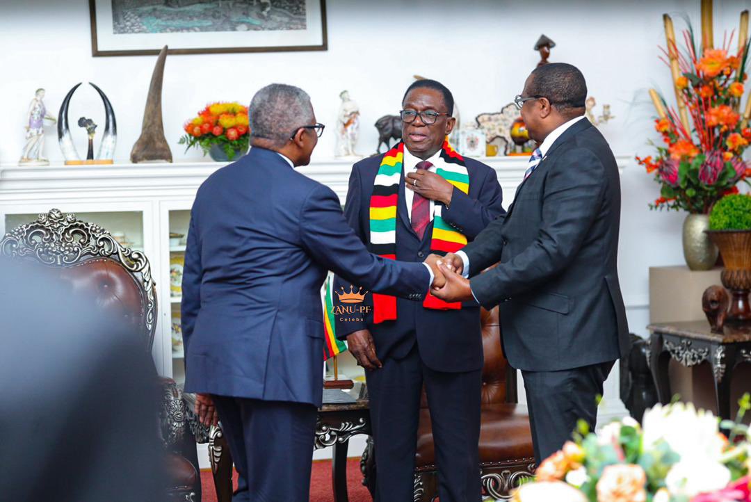 masibanda_'s tweet image. Building Africa’s future, one partnership at a time.President Mnangagwa and Mr. Aliko Dangote discuss transformative ventures in cement, energy, and mining — powering Zimbabwe’s next industrial revolution. 🔥 #StrategicPartnerships #ZimbabweRising