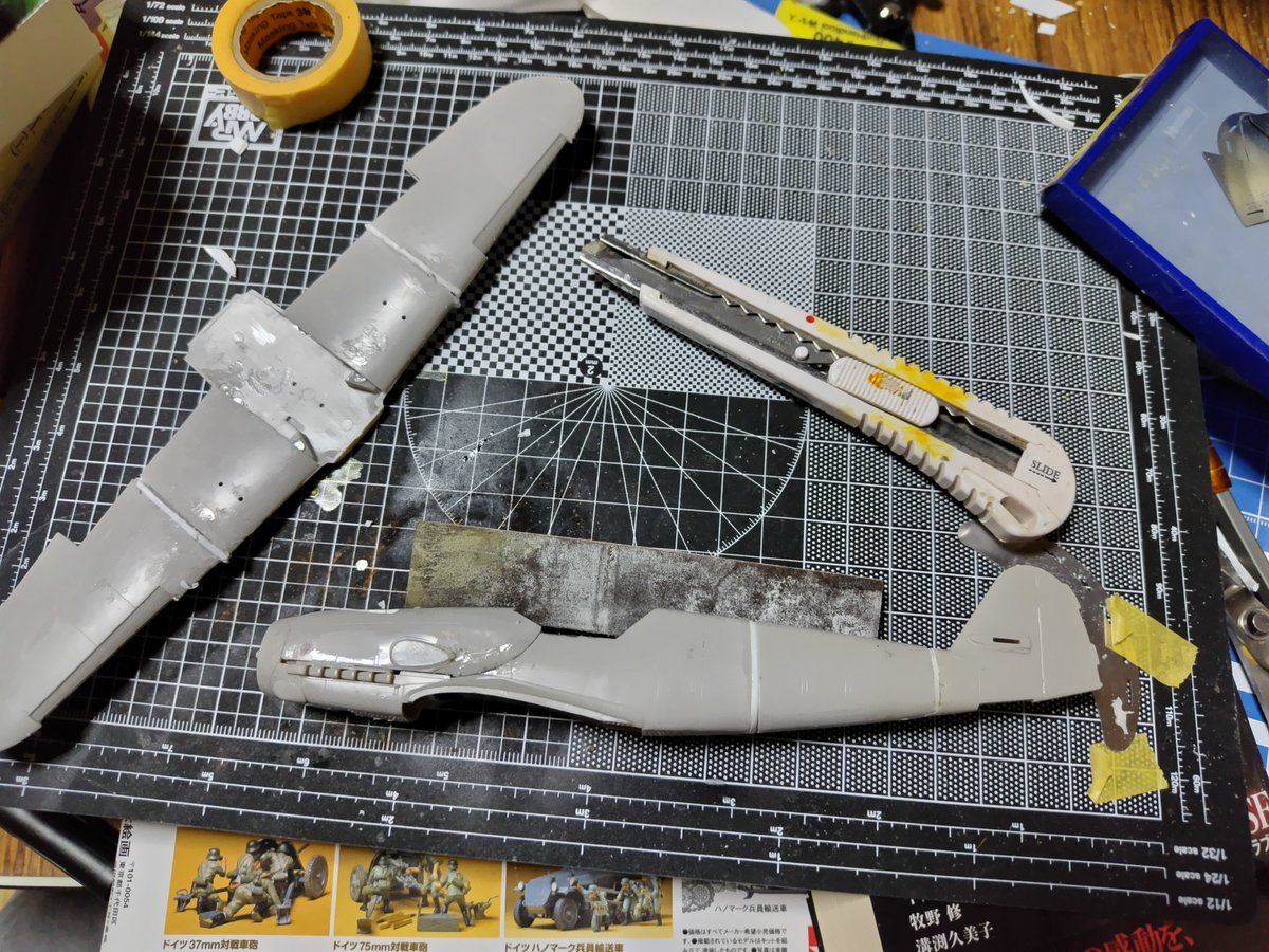 フジミ48BF-109K-4..ずんぐりイメージを胴体後半でシムをかませて2mm弱延長。機首カウルのAS型は満遍なくオタフク風邪みたいに腫れ上がってるのをヤスリを入れてメリハリを付けてやりましょう。主翼も胴体とバランスとって左右で1mmずつ伸ばす。あくまで脳内イメージの3D化を目指します。