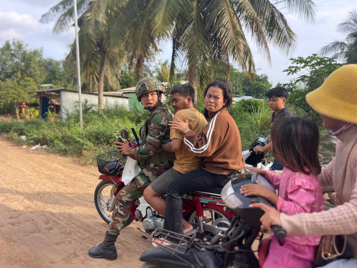 MechDara1's tweet photo. Thai soldiers opened fire on civilians in Prey Chan village, Ou Beychoan commune, Ou Chrov district, Banteay Meanchey province, at around 4pm, injuring five civilians, according to preliminary information from local authorities. https://t.co/N4OD2wEagA