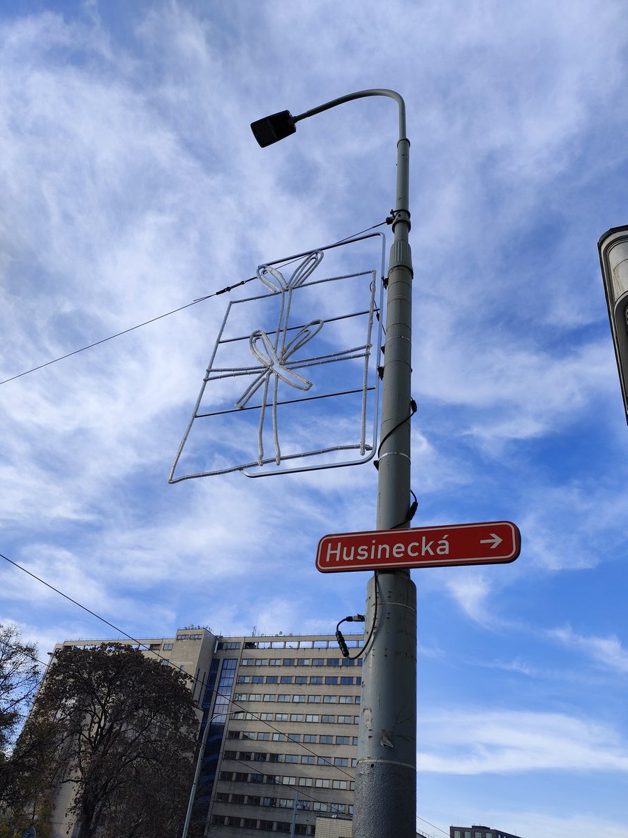 Už jste si všimli letošní vánoční výzdoby v okolí stadionu? Praha 3 nechala pár kousků vyrobit podle návrhů a obrázků dětí z našich mateřských školek a rozsvítí se právě u Viktorky! Nám se líbí a co vám? 🤍❤️

#Vanoce #vyzdoba