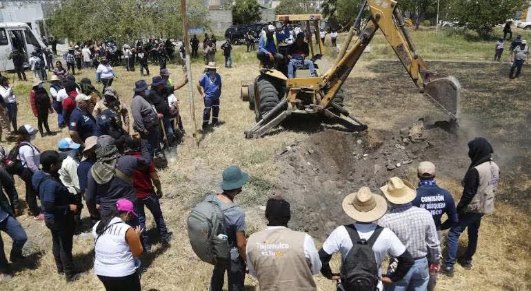GARCIPAVON's tweet image. #NoMásZapatosVacíos   400 bolsas de restos humanos encontradas cerca de estadio mundialista en Jalisco.

En un escalofriante descubrimiento que sacude a Jalisco a escasos meses de que el Estadio Akron se convierta en sede de la Copa Mundial de Fútbol 2026, colectivos de madres…