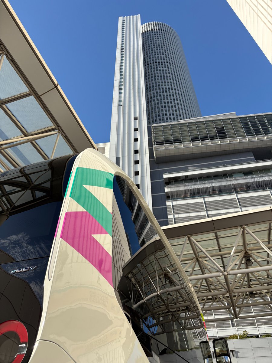 JRtokai_bus's tweet image. 日中のバス ☀
夜中のバス🌙

どちらも素敵ですが、最近は夜バスの光加減がカッコ良いなと感じておりバス。

皆様は、昼・夜、どちらのバスがお好きでしょう？
また、朝・夕というバージョンもありますね。

#JR東海バス #朝バス #昼バス #夕バス #夜バス #ePalette #イーパレット #トヨタ自動車…