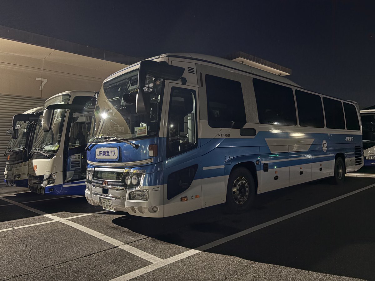 JRtokai_bus's tweet image. 日中のバス ☀
夜中のバス🌙

どちらも素敵ですが、最近は夜バスの光加減がカッコ良いなと感じておりバス。

皆様は、昼・夜、どちらのバスがお好きでしょう？
また、朝・夕というバージョンもありますね。

#JR東海バス #朝バス #昼バス #夕バス #夜バス #ePalette #イーパレット #トヨタ自動車…