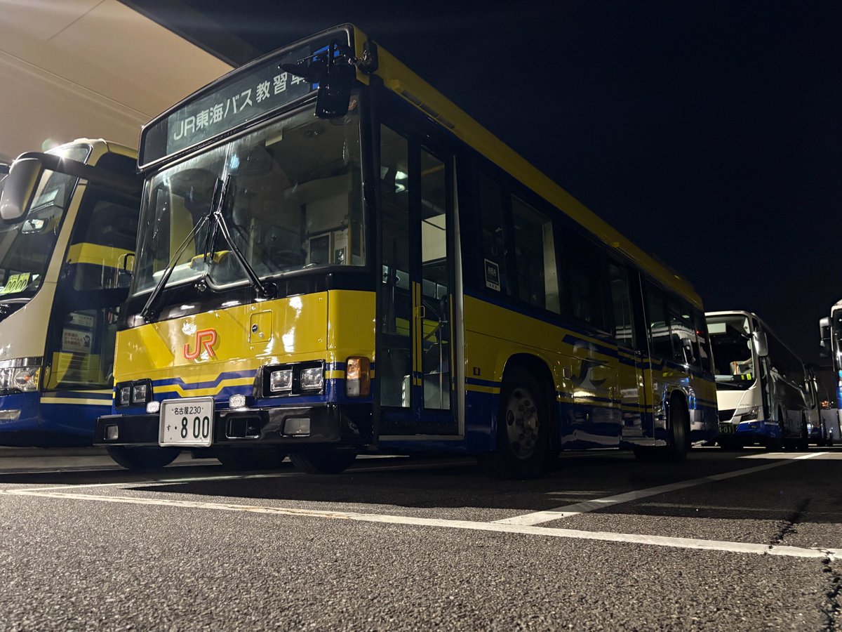JRtokai_bus's tweet image. 日中のバス ☀
夜中のバス🌙

どちらも素敵ですが、最近は夜バスの光加減がカッコ良いなと感じておりバス。

皆様は、昼・夜、どちらのバスがお好きでしょう？
また、朝・夕というバージョンもありますね。

#JR東海バス #朝バス #昼バス #夕バス #夜バス #ePalette #イーパレット #トヨタ自動車…