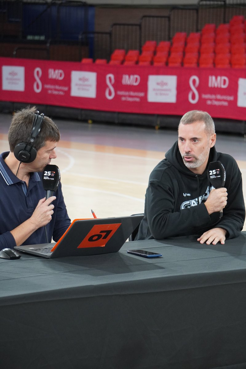caja87basket's tweet photo. 🎙️ 𝐌𝐚𝐧̃𝐚𝐧𝐚 𝐝𝐞 𝐩𝐨𝐝𝐜𝐚𝐬𝐭 𝐞𝐧 𝐒𝐚𝐧 𝐏𝐚𝐛𝐥𝐨

@muchodeportecom pasó por el parqué del Palacio para realizar uno de sus clásicos Muchodepodcast con Sergio Crespo, Adrià Alonso y Paco Acosta. 

¡Gracias por la visita! ❤️💚

#VamosInsolacCaja87 #EncajaTuPasión https://t.co/zqMjgOB48A
