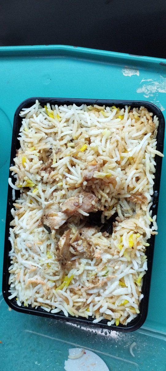 amitkr3010's tweet photo. @Swiggy @SwiggyCares @jagograhakjago @PIBConsumerFood i ordered paneer biryani but they provide my chicken biryani. this is very serious issue how you can give non veg food to vegetarian person. It was packed with red tape . serious mistake done by resturant and Swiggy https://t.co/nkK998WpUZ