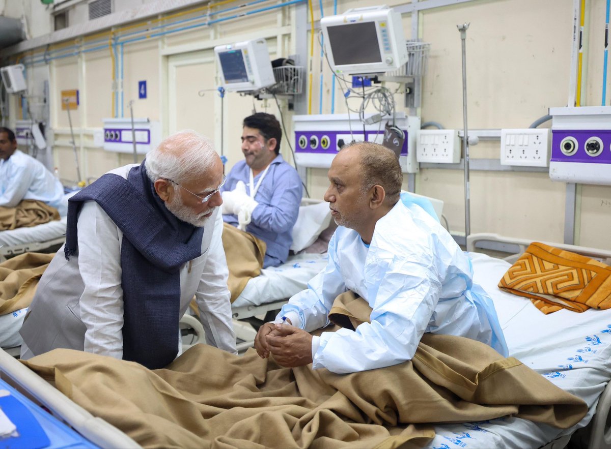 swatantrabjp's tweet photo. माननीय प्रधानमंत्री श्री @narendramodi जी ने दिल्ली की दुर्भाग्यपूर्ण घटना में घायल हुए लोगों से मिलकर उनका कुशलक्षेम जाना। https://t.co/aRy3PPc3hP