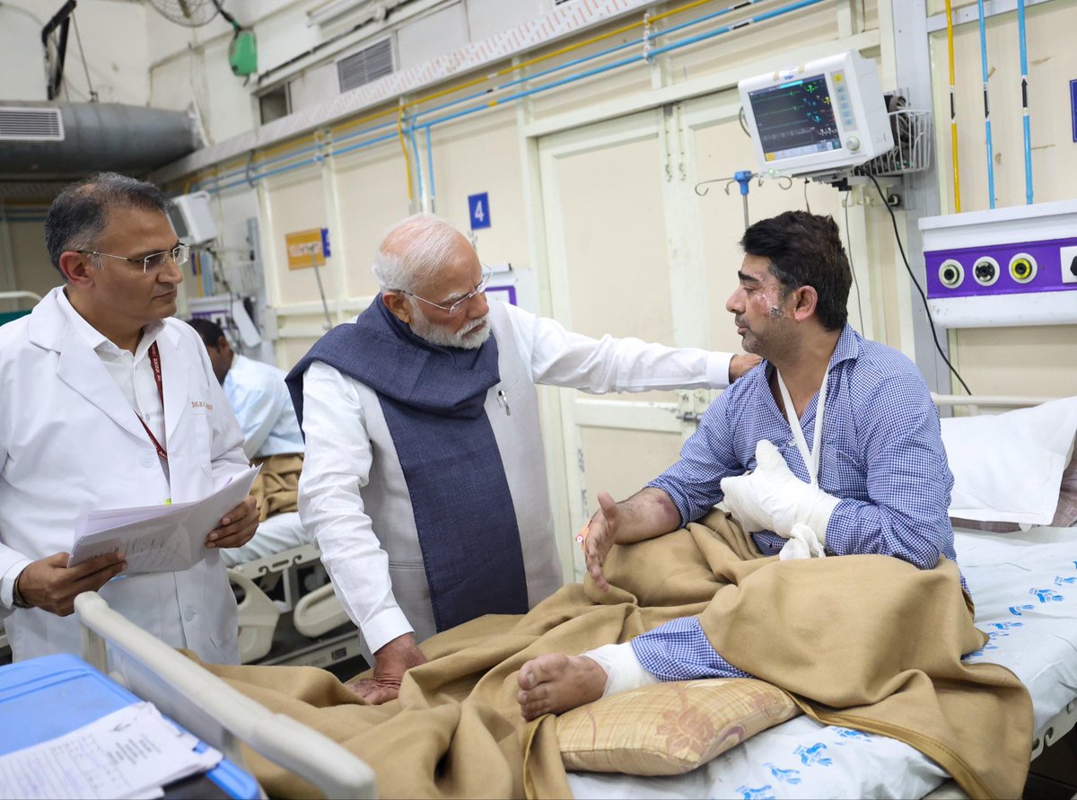 swatantrabjp's tweet photo. माननीय प्रधानमंत्री श्री @narendramodi जी ने दिल्ली की दुर्भाग्यपूर्ण घटना में घायल हुए लोगों से मिलकर उनका कुशलक्षेम जाना। https://t.co/aRy3PPc3hP