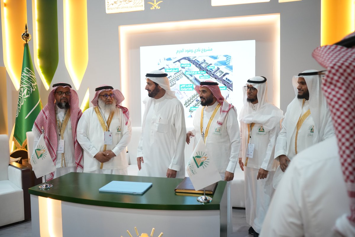 #من_مكة_إلى_العالم.
 تشرف جناح #جمعية_وفود_الحرم بزيارة معالي وزير الحج والعمرة الدكتور توفيق الربيعة، حيث أشاد معاليه ببرامج الجمعية ونوه بتحقيقها مستهدفات خطتها السنوية.
#مؤتمر_ومعرض_الحج