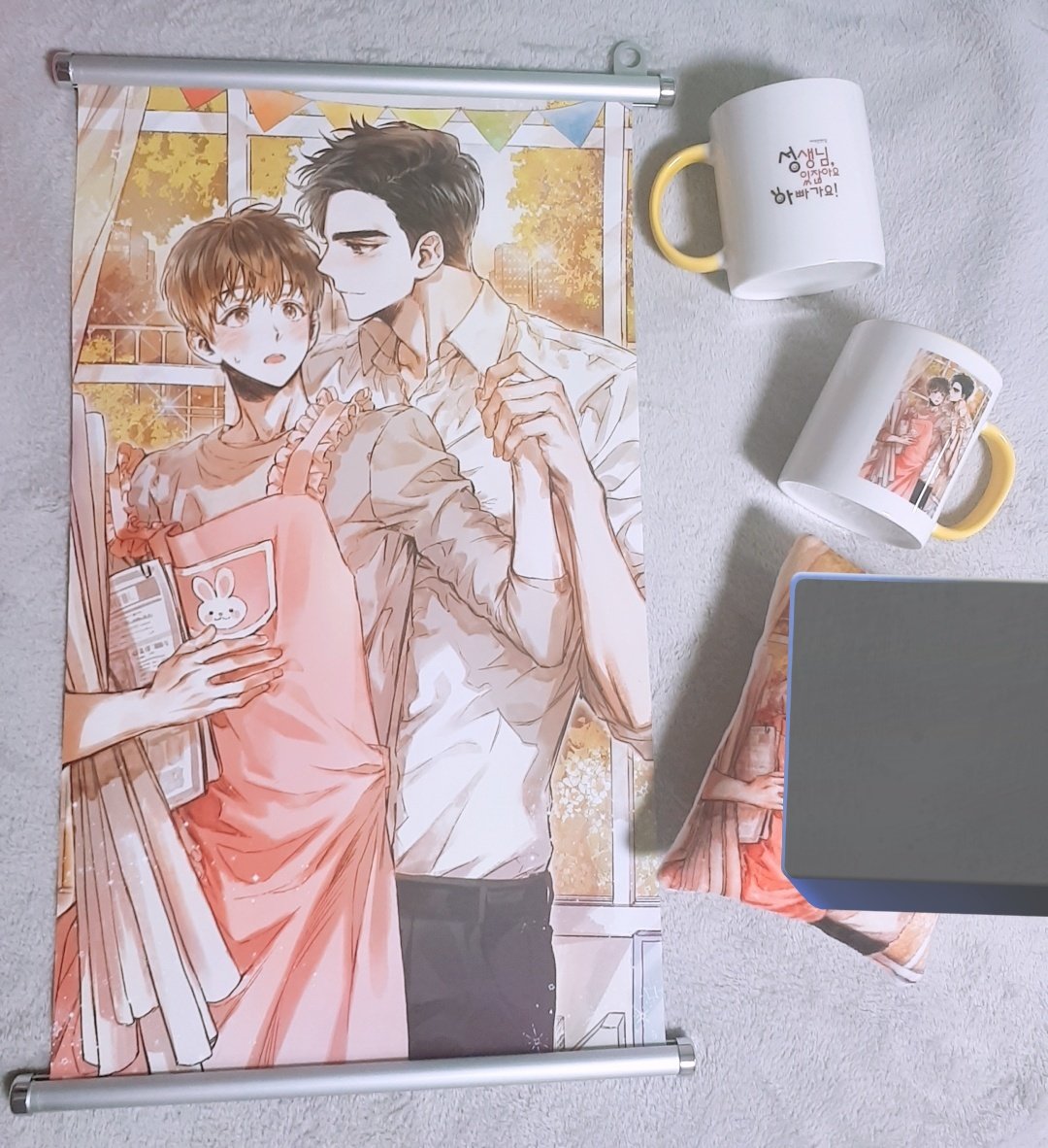 ➡️11/12~11/30
독점 기간 동안 본 도서를 전체 소장해 주시고 디엠으로 인증해주시는 독자님을 추첨하여 성생님 일러스트가 들어간 안경닦이, 족자봉, 머그컵을 각각 1종씩 3분께 드립니다🫶
다만 20년도에 제작된 굿즈의 일종이므로 신품이 아닌 점 양해 부탁드립니다.

+ 포장 그대로 새제품이라