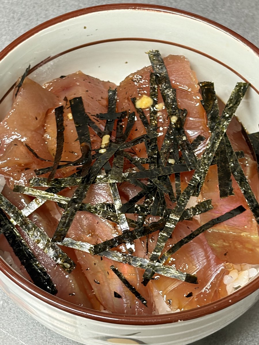 まぐろてゃん 何気ない夕食🍀*゜】 豚肉🐽と大根の煮物とマグロ('-' 鮪)зの漬け丼に