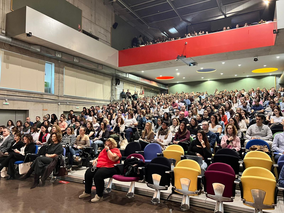 👩‍🏫 Más de 450 docentes se forman en programas de refuerzo de las competencias lectora y matemática dentro del plan ‘SupéraTE’.

👨‍👨‍👦‍👦 El plan contempla tutorías en grupos reducidos y llega este curso a más de 400 centros, 100 más que el pasado curso.

🗣️La secretaria general