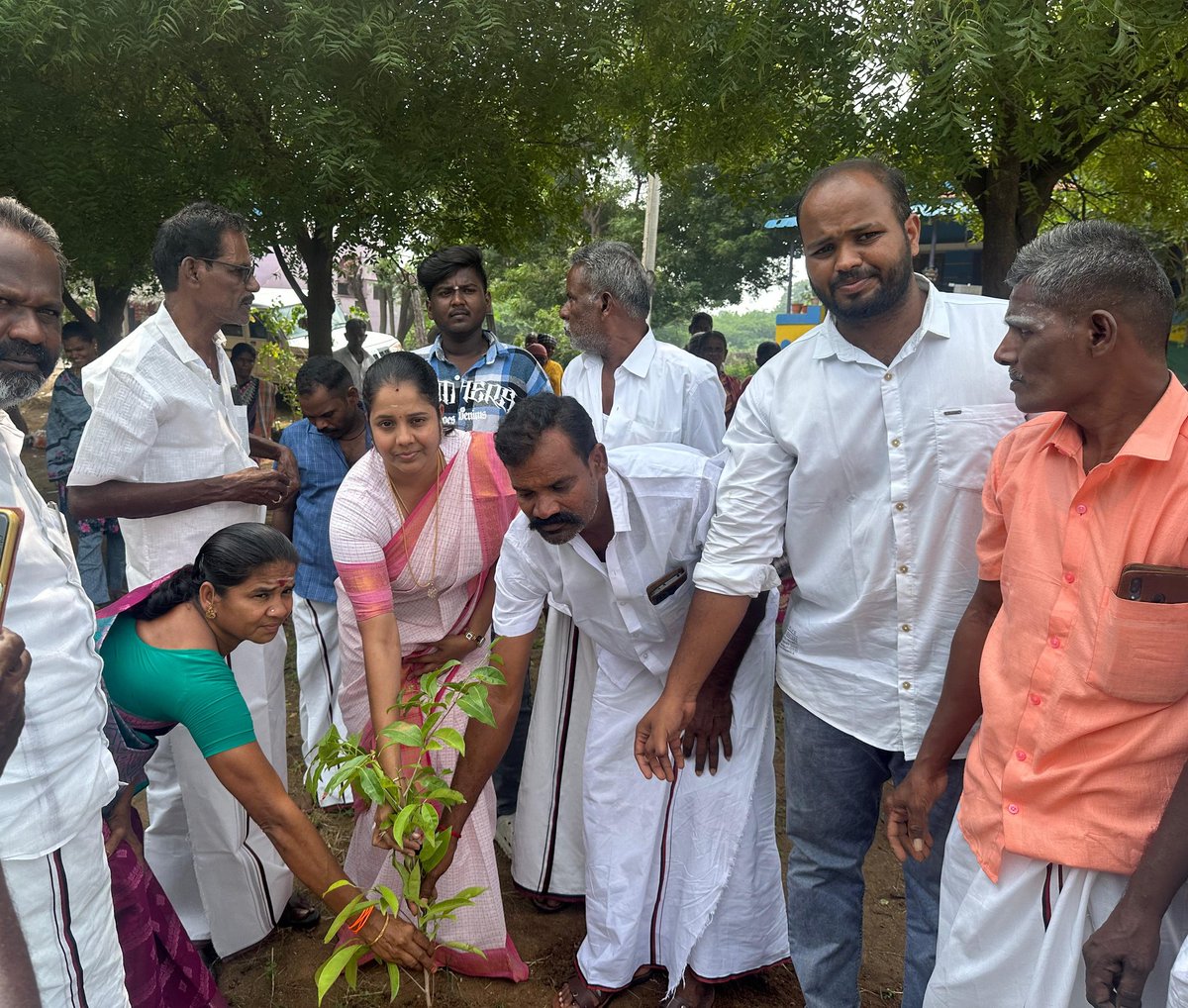 மதுரை தெற்கு மாவட்ட திமுக மகளிர் அணி சார்பாக, திருப்பரங்குன்றம் கிழக்கு ஒன்றியம்  பனையூர் கிராமத்தில் சுற்றுச்சூழல் மற்றும் பசுமை பாதுகாப்பு நடவடிக்கையாக 100 மரக்கன்றுகள் நடும் நிகழ்வு நடைபெற்றது.

அப்பகுதியின் 100 நாள் வேலைத் திட்டத்தில் பணிபுரியும் பெண்களுடன் உரையாடி,
