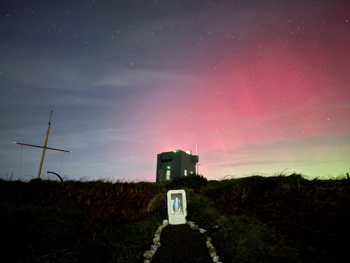 NiallHurley13's tweet photo. Aurora Borealis between 01:00 &amp; 03:45am 12/11/25 from The Old Head, Cork. #Aurora https://t.co/4rD67GBa5I