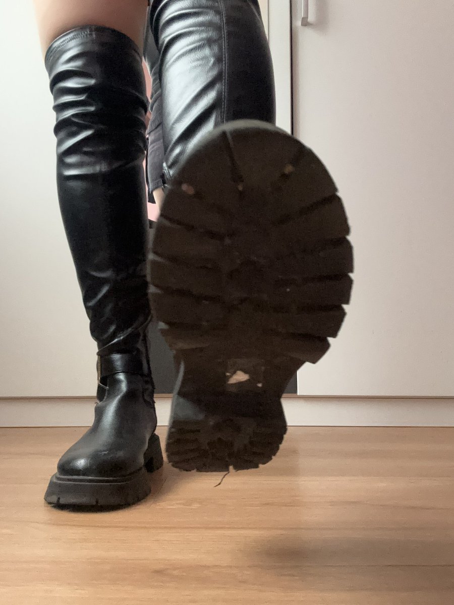 GoddessArdita's tweet photo. Lick it! 😈🖕🏻

#feet #boots #goddess #slave #sklave #feetworshi̇p #göttin #domina #findom https://t.co/RNm4twmkIx