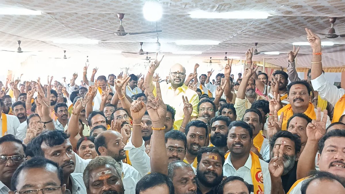 ఈరోజు తెలుగుదేశం పార్టీ ఆదేశాల మేరకు, పిఠాపురం మున్సిపల్ కళ్యాణ మండపం నందు నూతనంగా ఎన్నుకోబడిన పిఠాపురం నియోజకవర్గ టౌన్, మండల, క్లస్టర్, యూనిట్ ఇంచార్జిలు, బూత్ కన్వీనర్స్, అసెంబ్లీ అనుబంధ కమిటీ సభ్యులు, వార్డు మరియు గ్రామ కమిటీ ప్రతినిధులతో ప్రమాణ స్వీకారం చేయించడం జరిగింది.