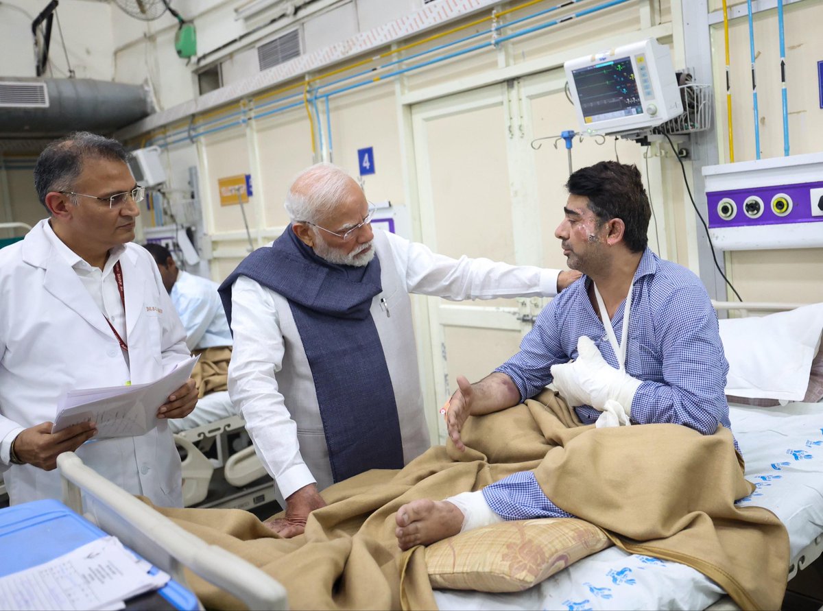 mygovindia's tweet photo. Compassion Beyond Duty Leadership Redefined!
After returning from Bhutan, PM @narendramodi went directly to LNJP Hospital to meet those injured in the Delhi car blast.
#PMModiLeadership
#NewIndia
#PMModiLeaderOfIndia https://t.co/7LRYXZxMSw
