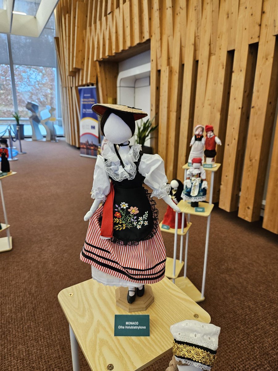 👗 Cette semaine, les tenues traditionnelles des 46 États membres sont mises à l’honneur au @CoE !

La Paladienne monégasque 🇲🇨 y figure, exposée au foyer du Comité des Ministres.

Une belle illustration de la richesse et de la diversité européennes. 🇪🇺