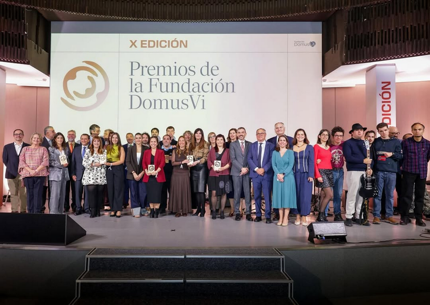 fintras's tweet photo. La #innovación y la atención a las personas en cuidados #paliativos del proyecto @henkonet, en el que participamos, han sido merecedoras del Premio @DomusVi_Es en la categoría ‘Desafío demográfico’. Este galardón, entregado ayer, reconoce la labor del proyecto a la hora de mejorar la calidad de vida de quienes viven procesos de enfermedad avanzada, combinando innovación tecnológica y cuidado emocional.

El proyecto HENKO NET, cofinanciado por el programa @poctep de la UE, se centra en transformar la atención domiciliaria en cuidados paliativos, al promover el #bienestar y el #acompañamiento integral de las personas.

En el marco de #HENKONET se utiliza #Gradior Multisensorial, que forma parte de @Gradior_Suite, como herramienta innovadora para potenciar la intervención terapéutica. Esta plataforma de #realidadvirtual multisensorial ofrece experiencias inmersivas que estimulan los sentidos y favorecen la regulación emocional y conductual, generando momentos de calma, disfrute y conexión emocional.

El reconocimiento de la Fundación Domus Vi pone de relieve cómo la tecnología y la innovación social, unidas al compromiso de Fundación Intras, pueden marcar la diferencia en la atención a las personas más vulnerables desde la creatividad y humanidad.