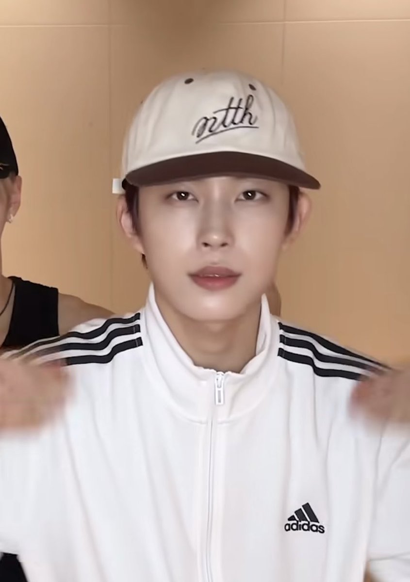 미안하지만 건우 일자챙모자 안어울림.. 볼캡이 훨 이쁘당♡