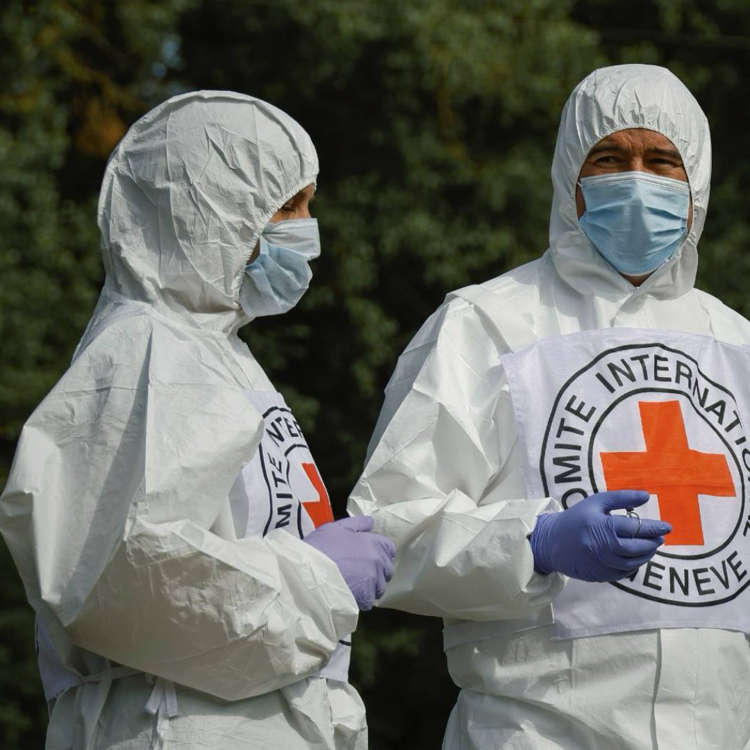 I’m back for my last day of posts. Part of my job is observing the repatriation of human remains, mostly soldiers, between Russia and Ukraine.

No matter what side they fought for, every death is a tragedy.

📸Me on the left (in scrubs and a mask), observing a repatriation.
