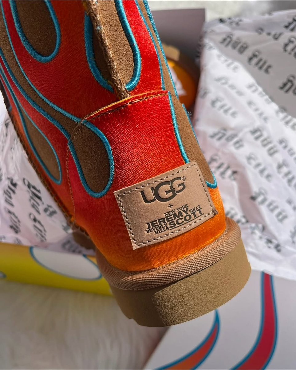 炎の刺繍を施した「UGG® Jeremy Scott Classic Short」がUGG®Tokyo