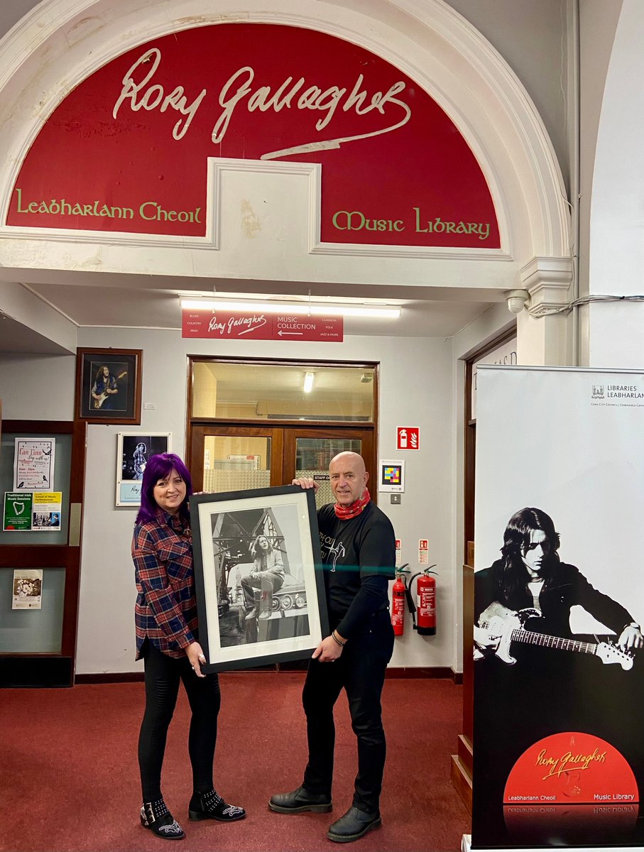 corkcitylibrary's tweet image. We were honoured to be presented with this portrait of Rory Gallagher from Edel Fitzgerald and Myles Lally, pictured here. This beautiful addition will soon be displayed on the wall of the Rory Gallagher Music Library🎸📚

#RoryGallagherMusicLibrary #CorkRocksforRory