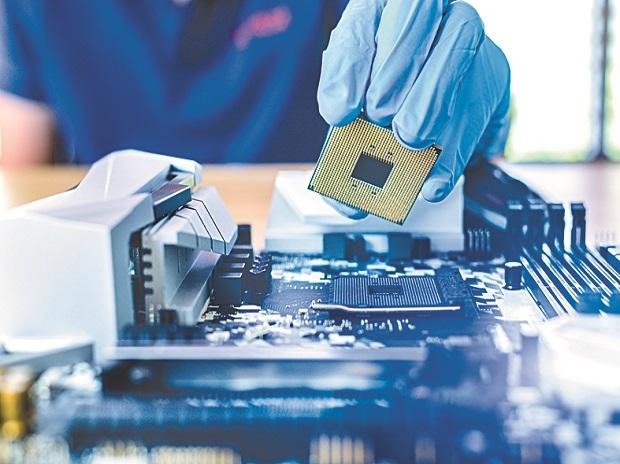 TeluguStride's tweet image. కర్నూలులో మరో భారీ పరిశ్రమ ఏర్పాటుకు ప్రభుత్వం ఆదేశాలు.

గుట్టపాడు, ఓర్వకల్ మెగా ఇండస్ట్రియల్ హబ్ లో ఏర్పాటుకానున్న పరిశ్రమ. సెమీ కండక్టర్ల తయారీ పరిశ్రమ ఏర్పాటుకు ఇండిచిప్ సెమీ కండక్టర్స్ లిమిటెడ్ కు అనుమతి. రూ.22,976 కోట్ల పెట్టుబడితో 1,241 ఉద్యోగాలిచ్చేలా పరిశ్రమ ఏర్పాటు. 150…