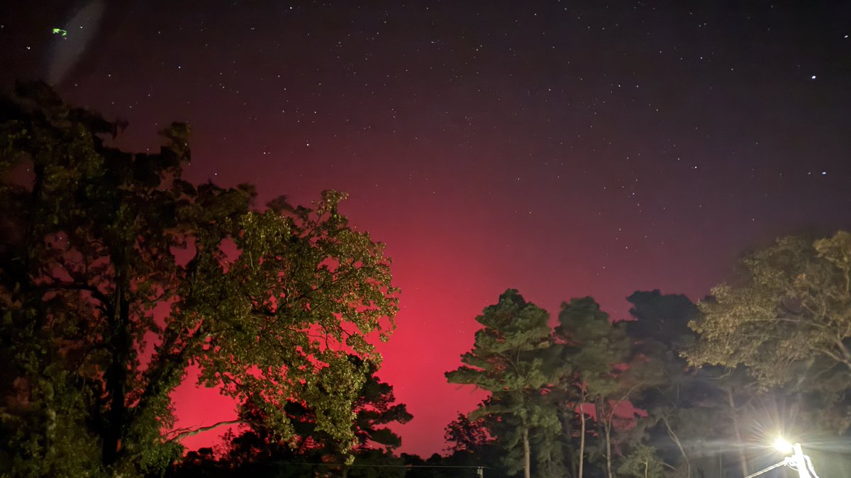 txtink82's tweet photo. Tonight’s sky over Deep East Texas lit up tonight on a surreal red-pinkish glow. A rare, stop-you-in-your-tracks moment with no filters. 

#TexasSky 
#nacogdochestx 
#NightPhotography 
#AuroraBorealis 
#NorthernLights 
#PinkSkies https://t.co/rpZ3ZHrJUc