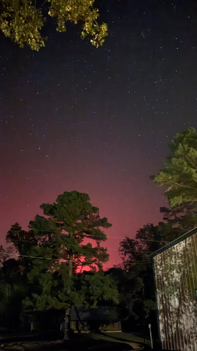 txtink82's tweet photo. Tonight’s sky over Deep East Texas lit up tonight on a surreal red-pinkish glow. A rare, stop-you-in-your-tracks moment with no filters. 

#TexasSky 
#nacogdochestx 
#NightPhotography 
#AuroraBorealis 
#NorthernLights 
#PinkSkies https://t.co/rpZ3ZHrJUc